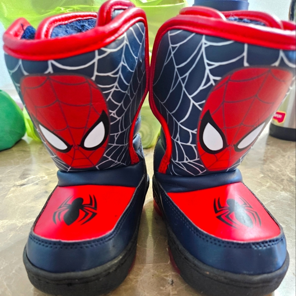 MARVEL Spider -Man Boys Winter Boots. Size 6. New out of Box. Light Up.